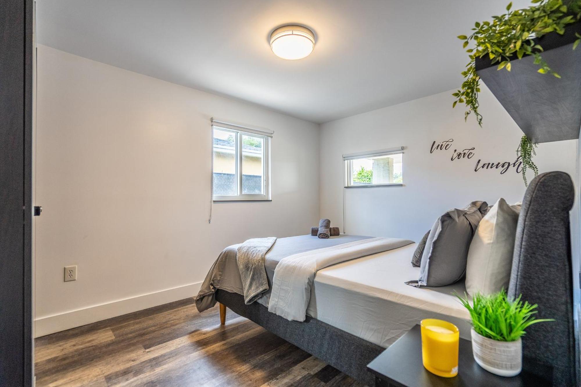 2 Bd W/ Private Parking, Private Yard & W/d *