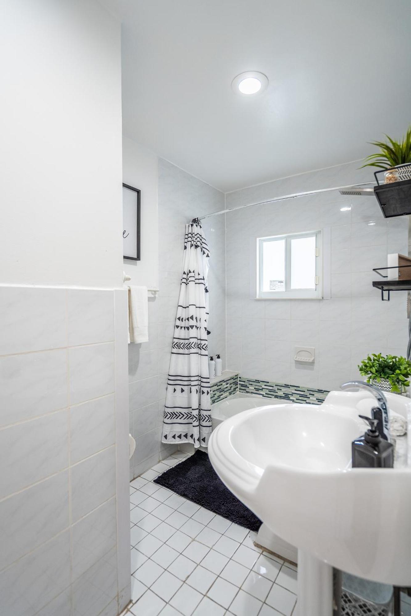 2 Bd W/ Private Parking, Private Yard & W/d * Miami