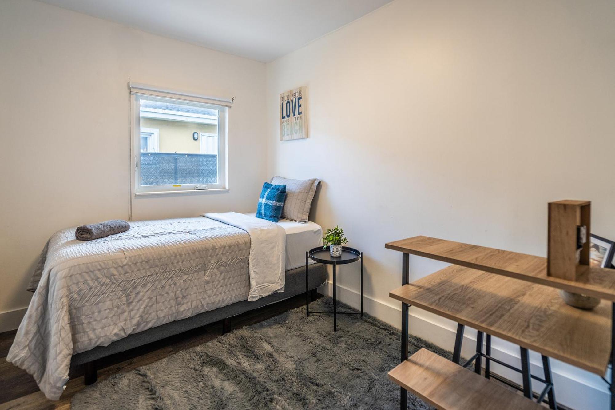 2 Bd W/ Private Parking, Private Yard & W/d * Miami