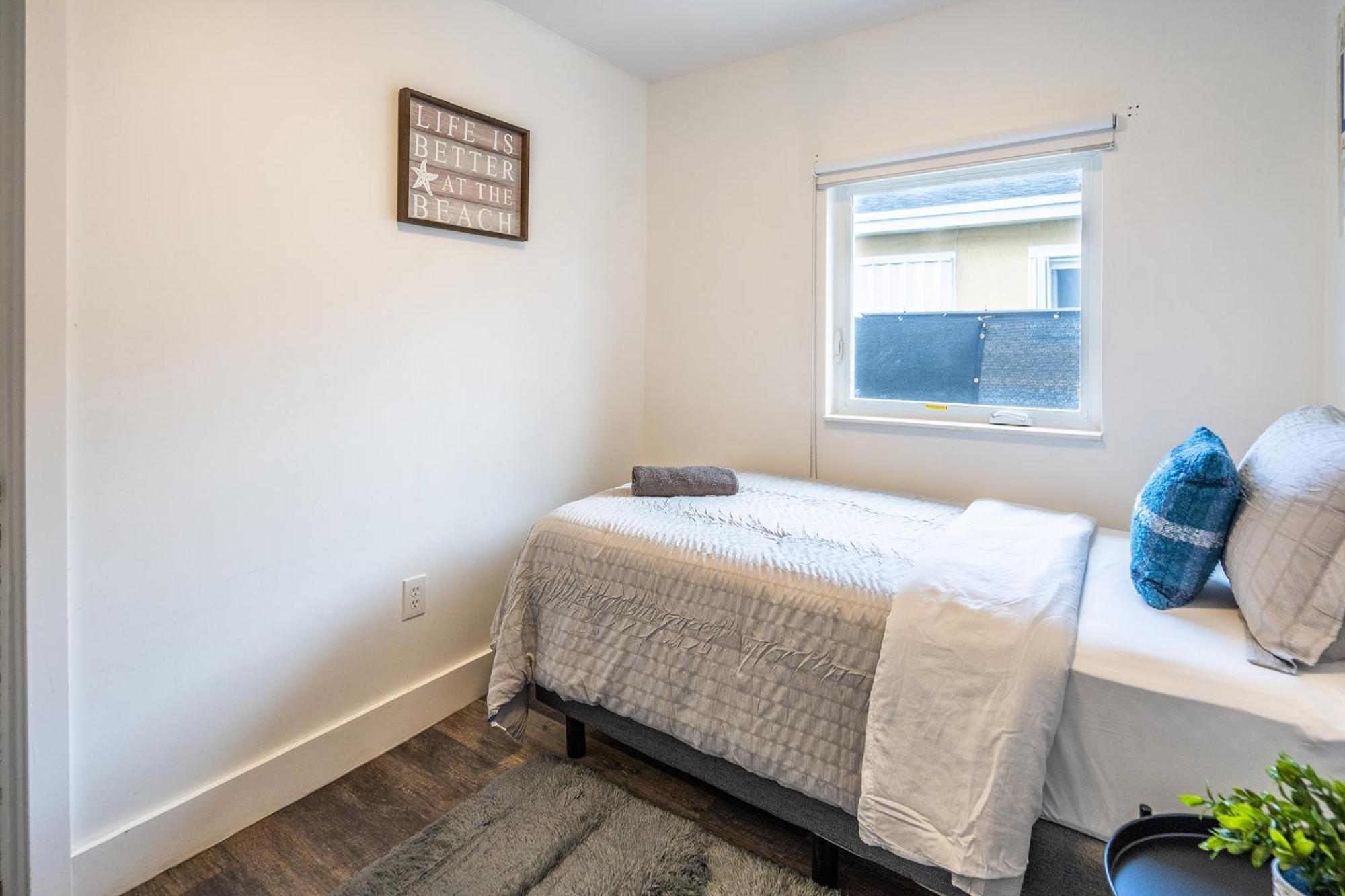 2 Bd W/ Private Parking, Private Yard & W/d Apartment *