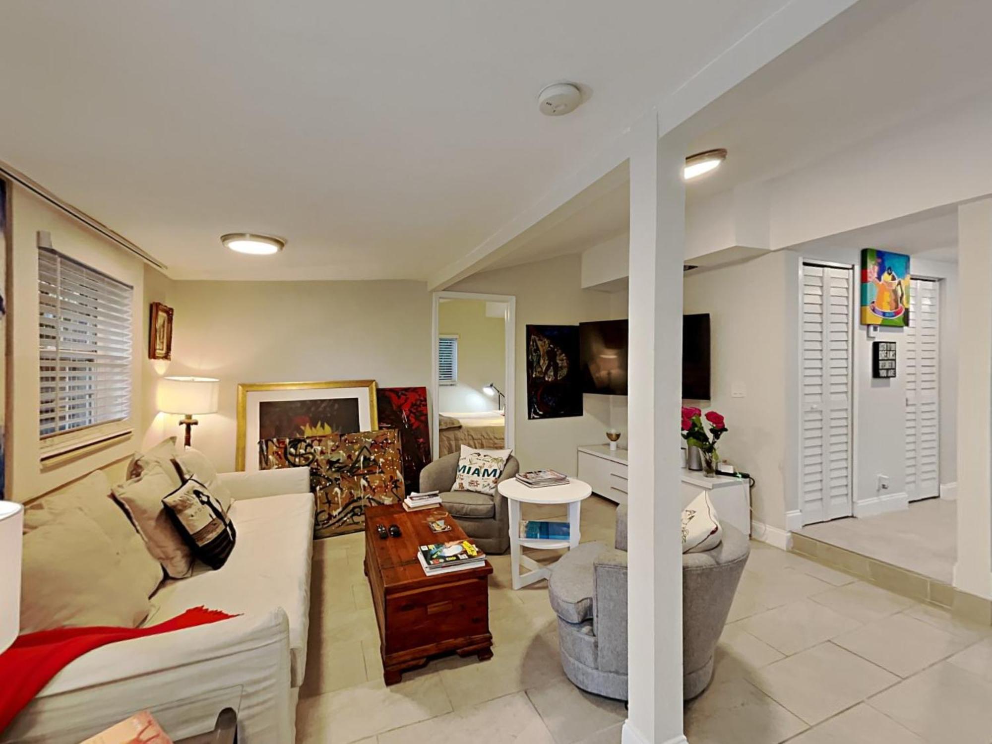 Townhouse With Patio, Gazebo, Free Parking, Centrally Located Holiday home Miami