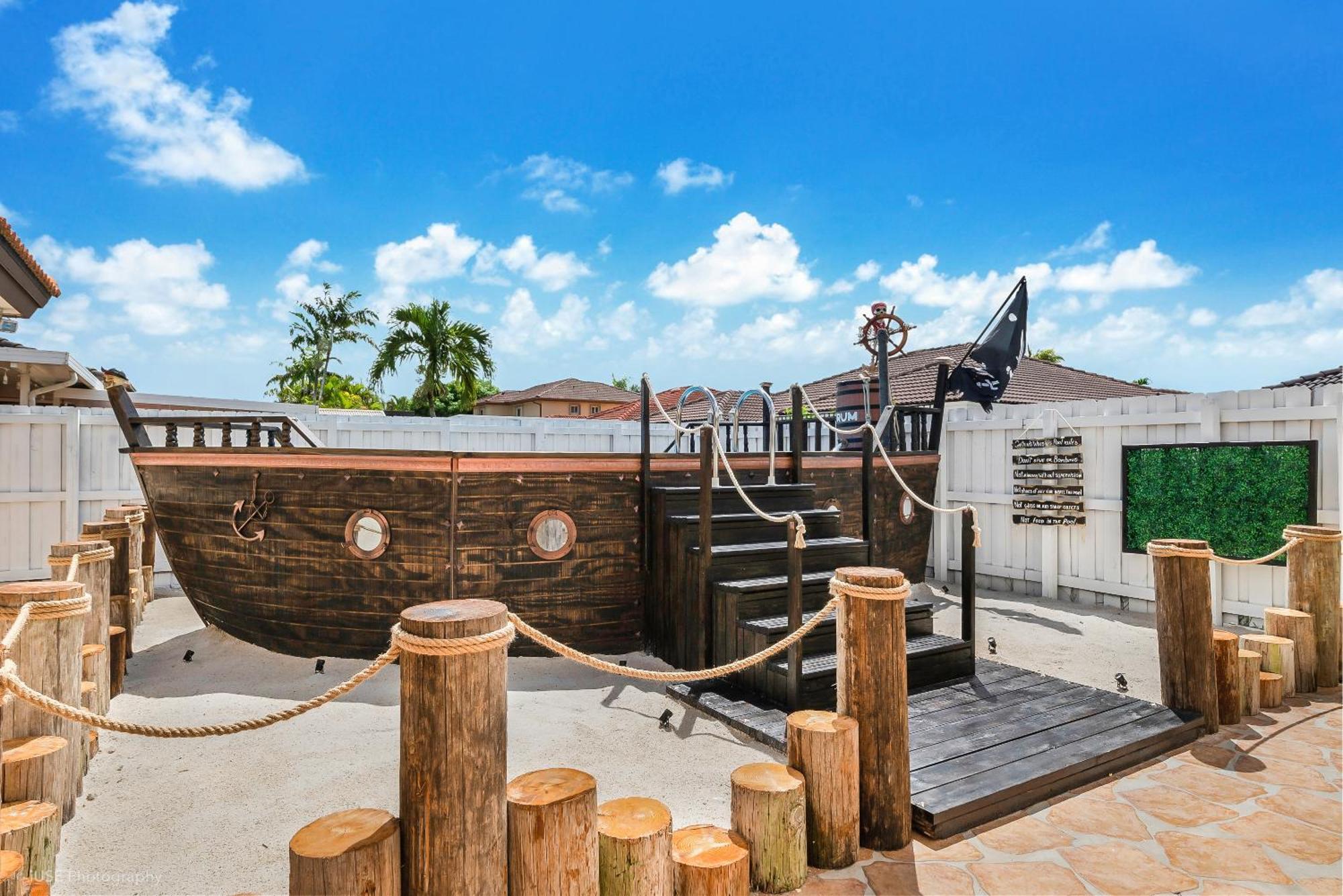 Pirate's Ship Heated Pool 16 Guest Super Mario Theme Villa *