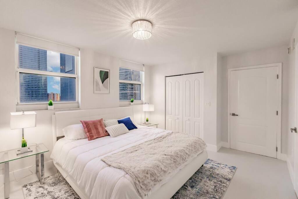 Upscale Brickell 3 Bedroom With Water Views And Free Parking *