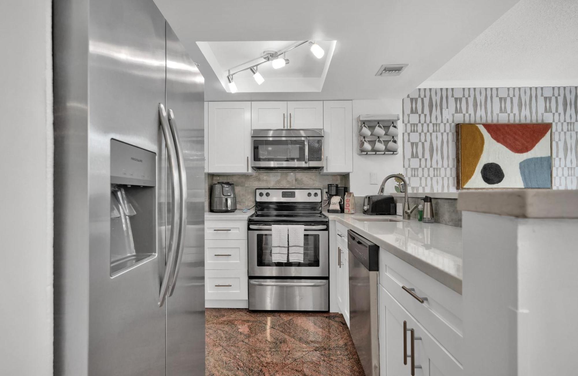Treetop Retreat! Cozy 2 Bedroom In Heart Of Grove Apartamento