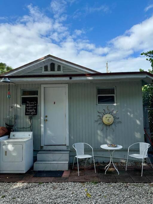 Quiet & Centrally Located House - Private Parking, Laundry And Storage For Luggage Casa de férias