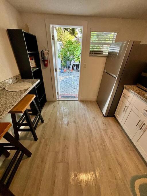 Quiet & Centrally Located House - Private Parking, Laundry And Storage For Luggage Casa de férias *
