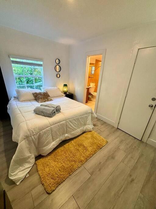 Quiet & Centrally Located House - Private Parking, Laundry And Storage For Luggage Casa de férias