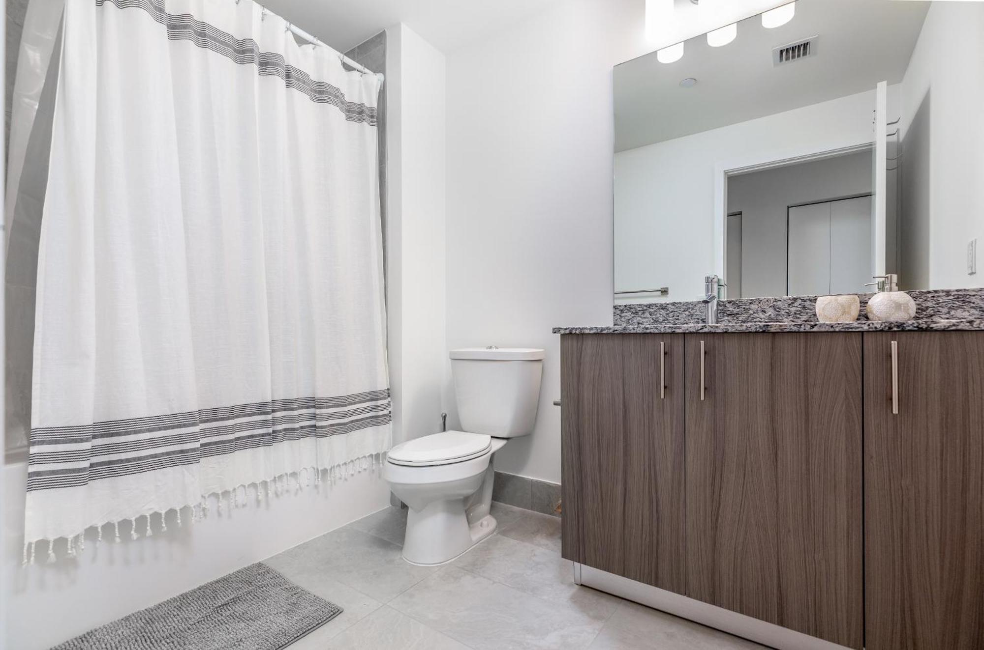 Unique In The Heart Of Downtown Doral Apartment *