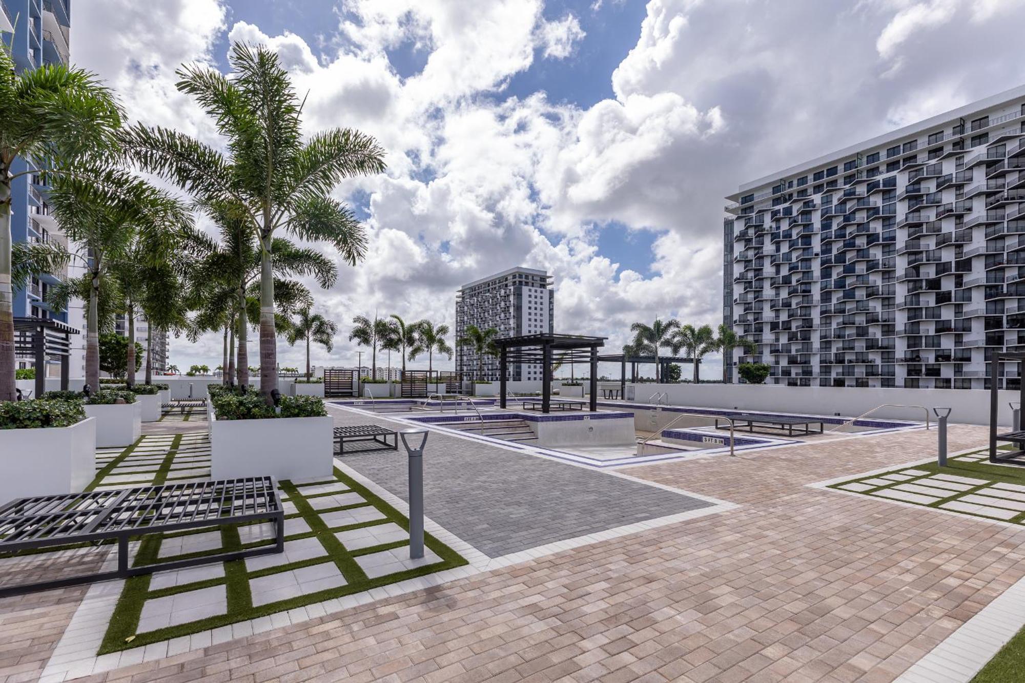 Unique In The Heart Of Downtown Doral Apartment Miami