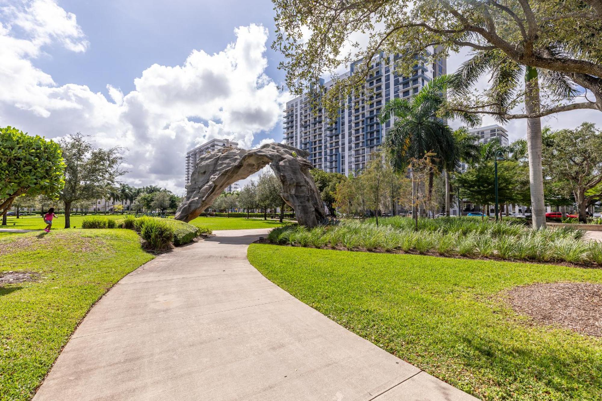 Unique In The Heart Of Downtown Doral Apartment
