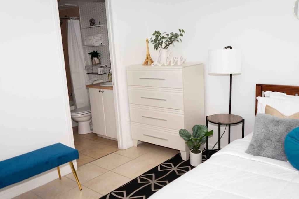 Newly Renovated 5 Min From Airport Apartment *