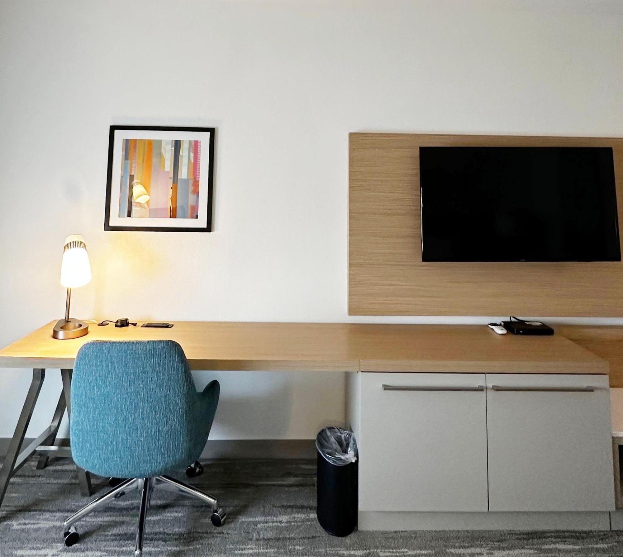 Hilton Garden Airport West Hotel 3*
