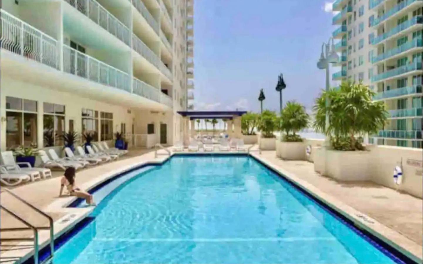 *luxurious Highrise 2brcondo Brickell- Waterviews* * Miami