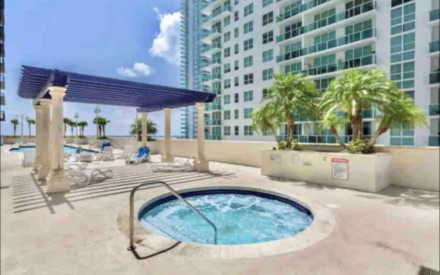 *luxurious Highrise 2brcondo Brickell- Waterviews* * Miami