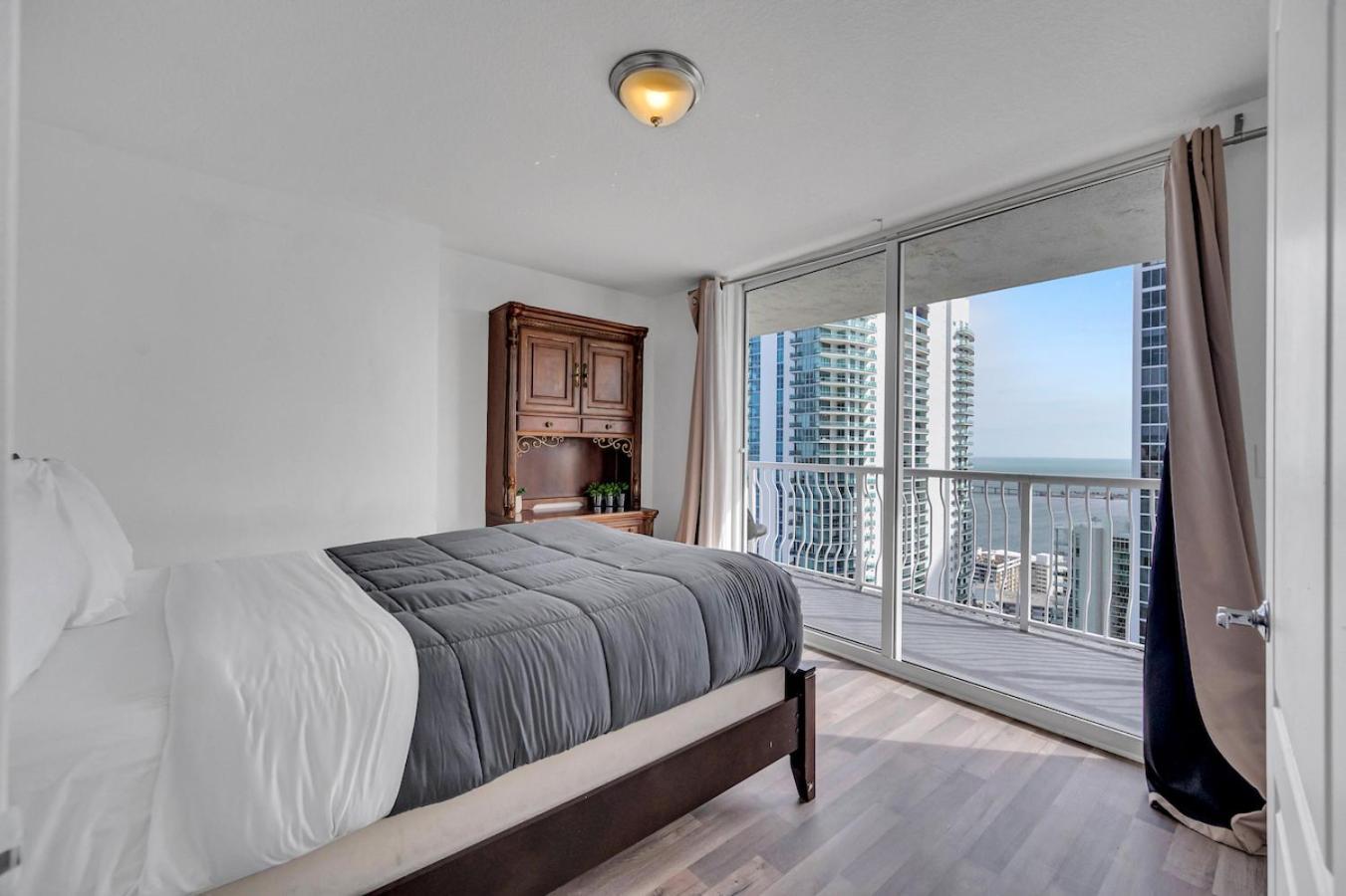 *luxurious Highrise 2brcondo Brickell- Waterviews* * Miami