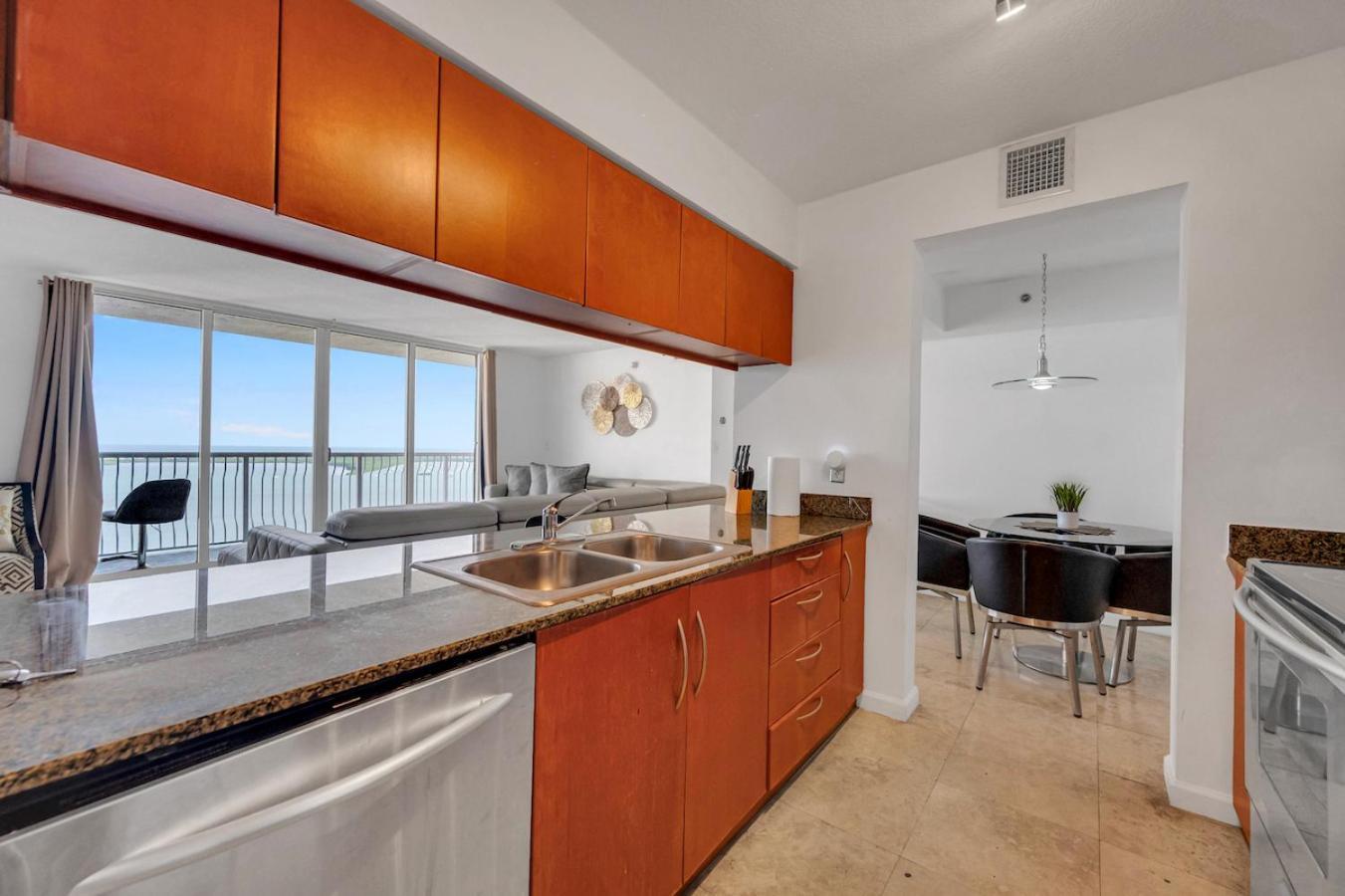*luxurious Highrise 2brcondo Brickell- Waterviews* Apartment *