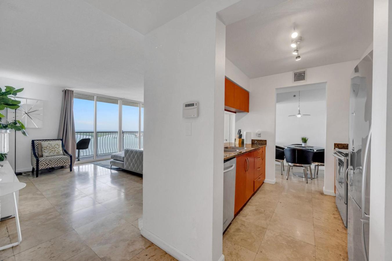 *luxurious Highrise 2brcondo Brickell- Waterviews*