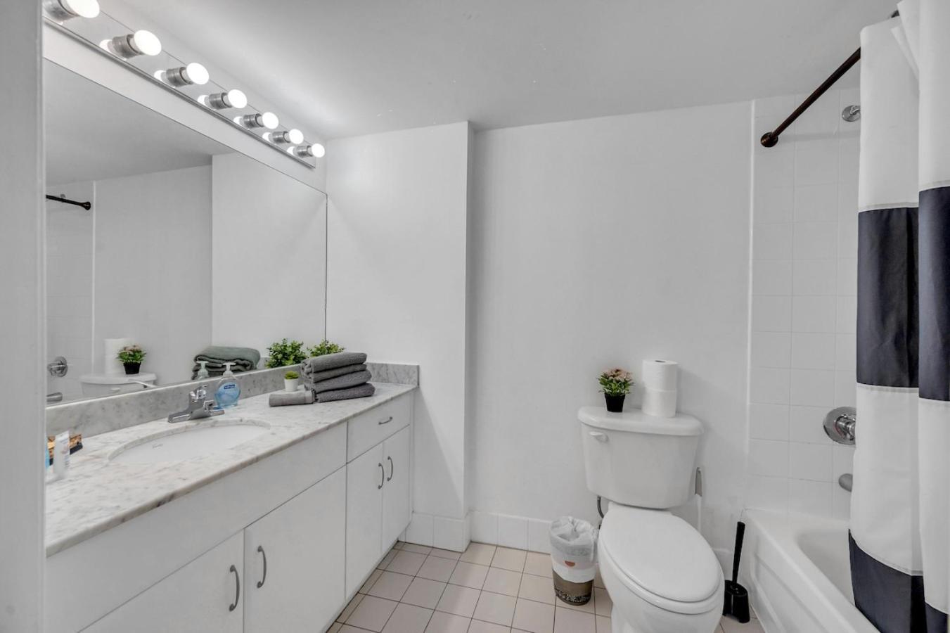 *luxurious Highrise 2brcondo Brickell- Waterviews* Miami