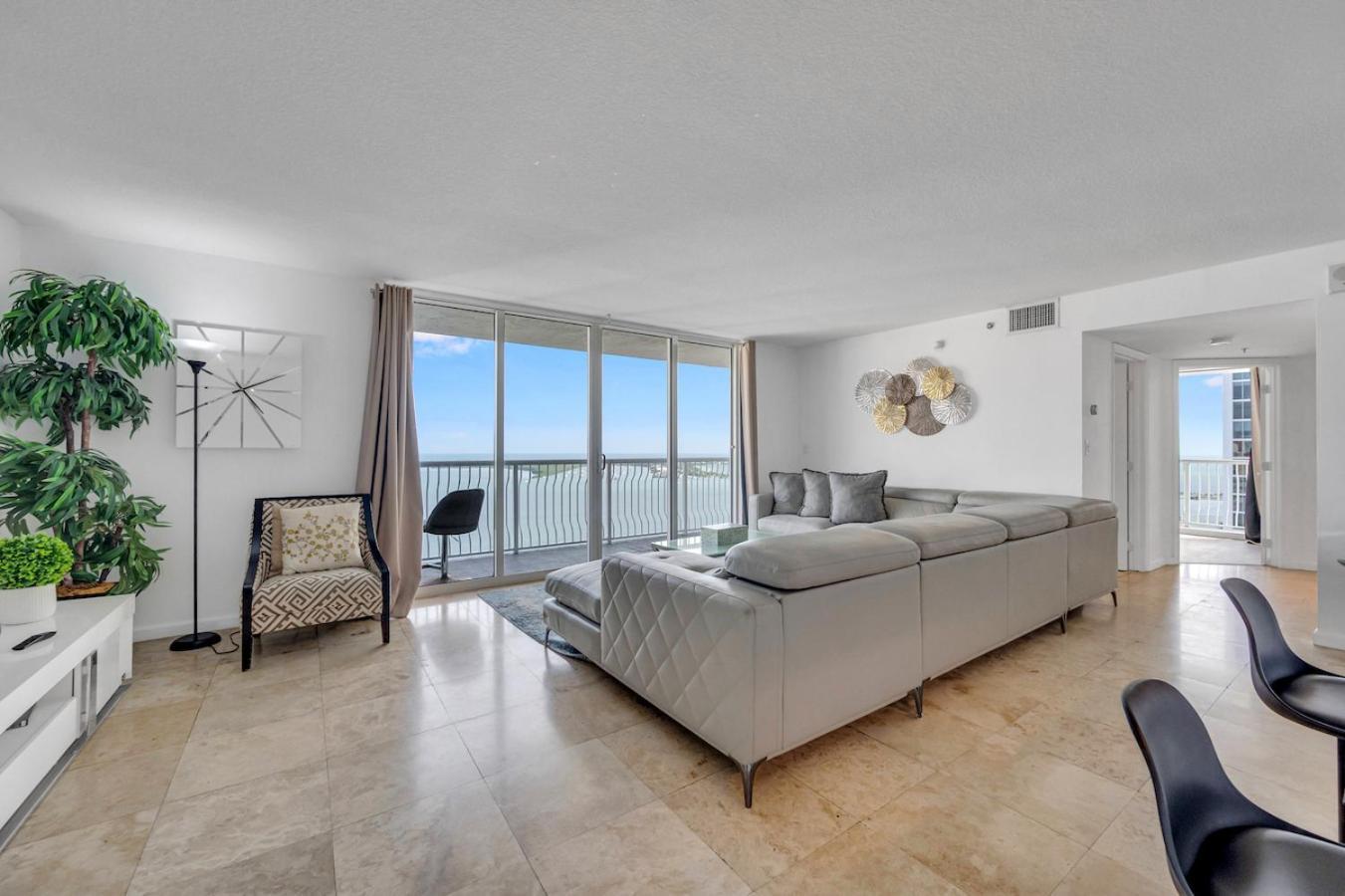 *luxurious Highrise 2brcondo Brickell- Waterviews* * Miami