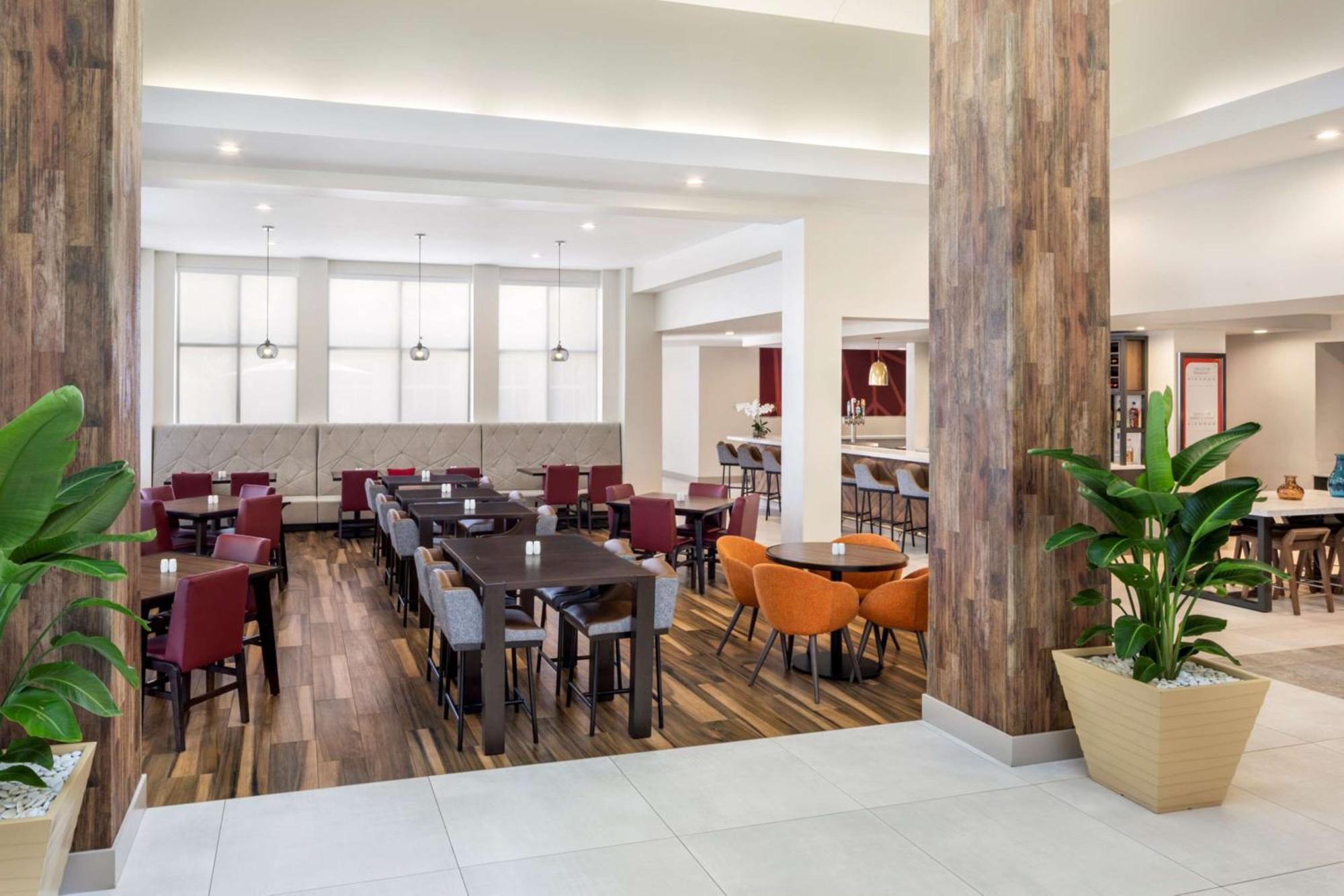 Hilton Garden Airport West 3*