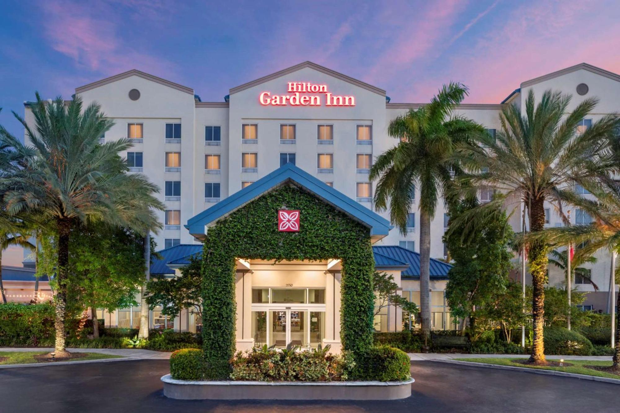 Hilton Garden Airport West 3*