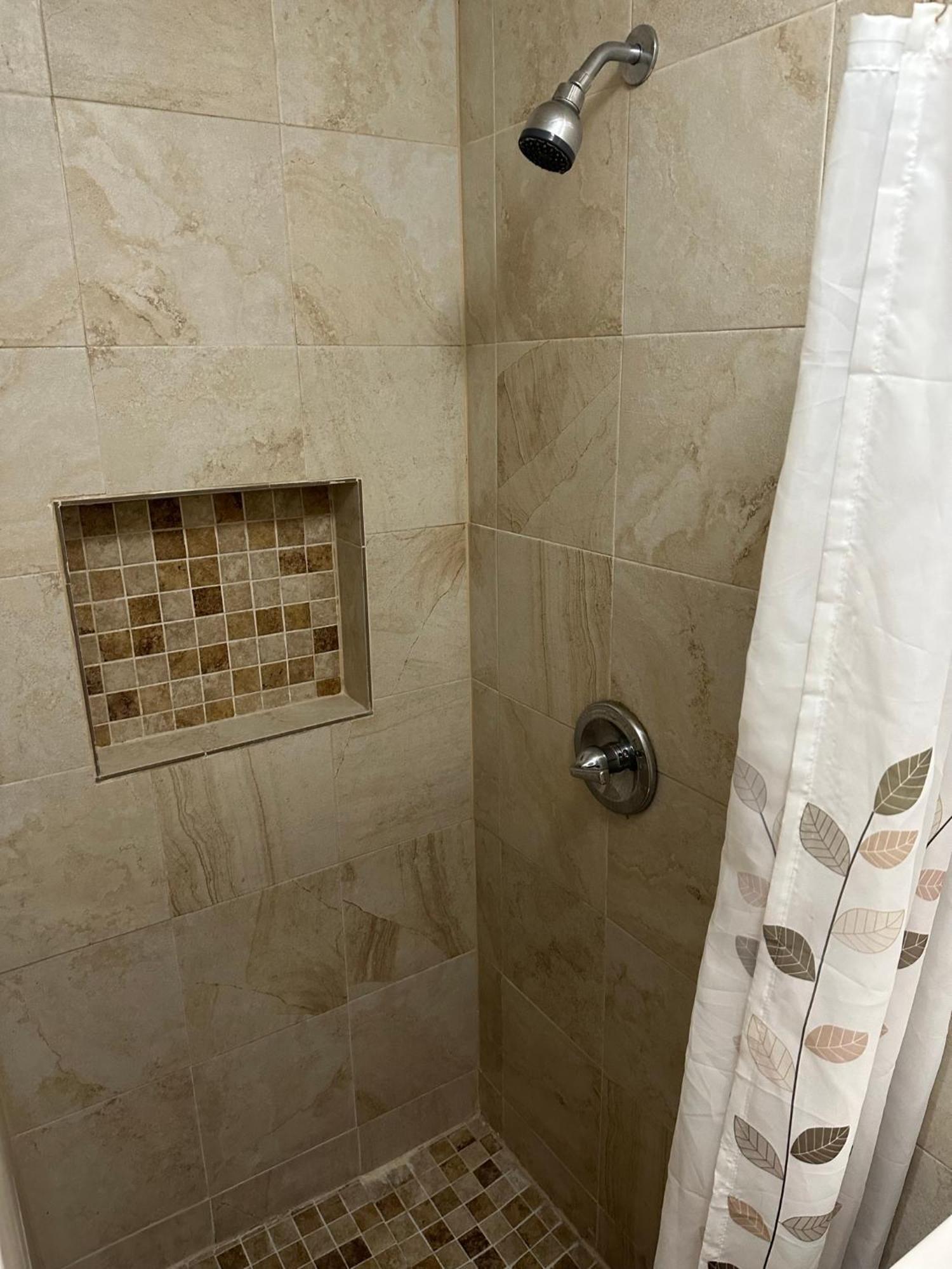 Cozy Queen Bed With 60 Inch Smart Tv, Netflix, Airplay, Mini-fridge, And 500 Mbps Wifi Near Fiu, Dolphin Mall, Airport