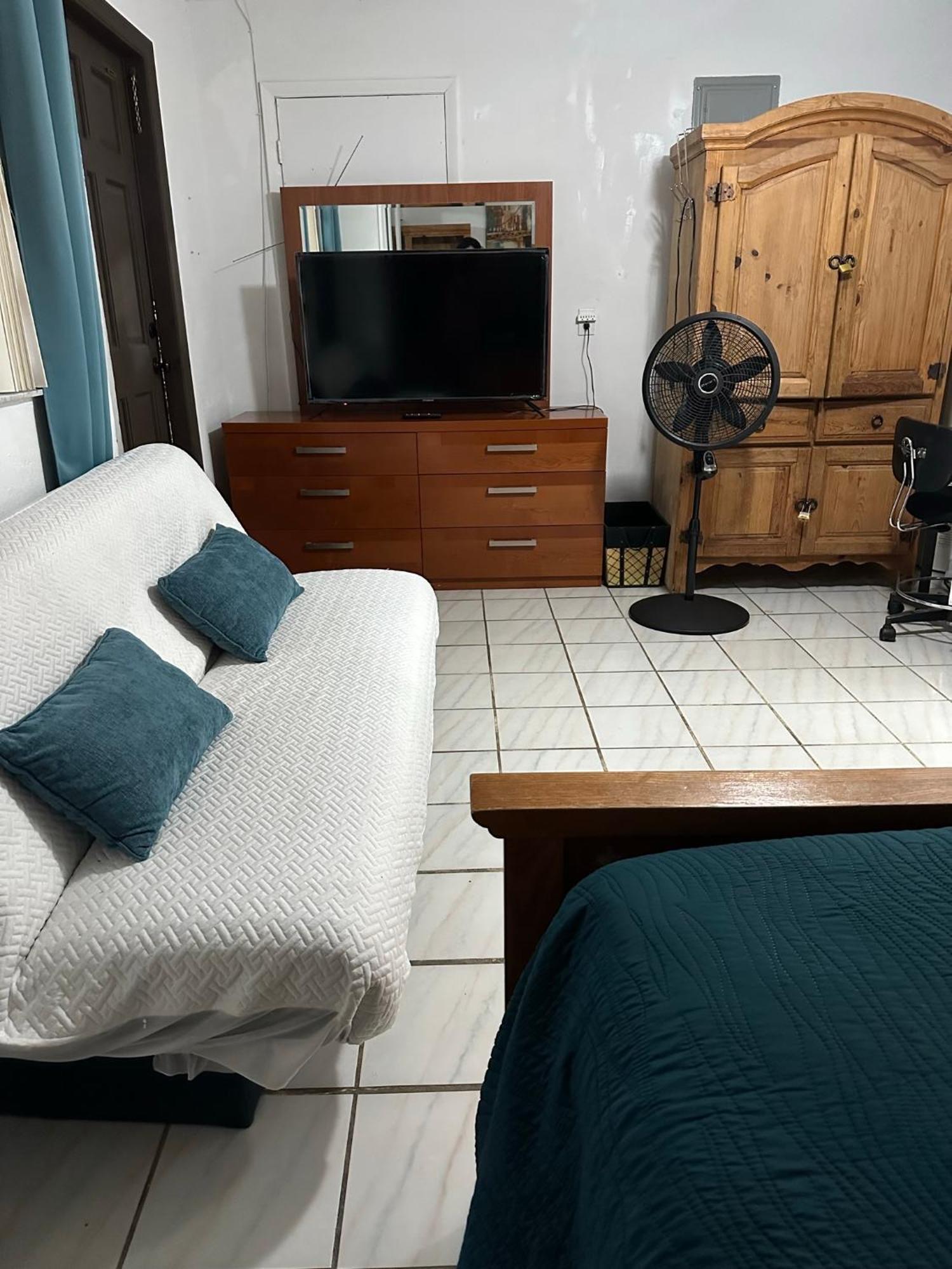 Cozy Queen Bed With 60 Inch Smart Tv, Netflix, Airplay, Mini-fridge, And 500 Mbps Wifi Near Fiu, Dolphin Mall, Airport Miami