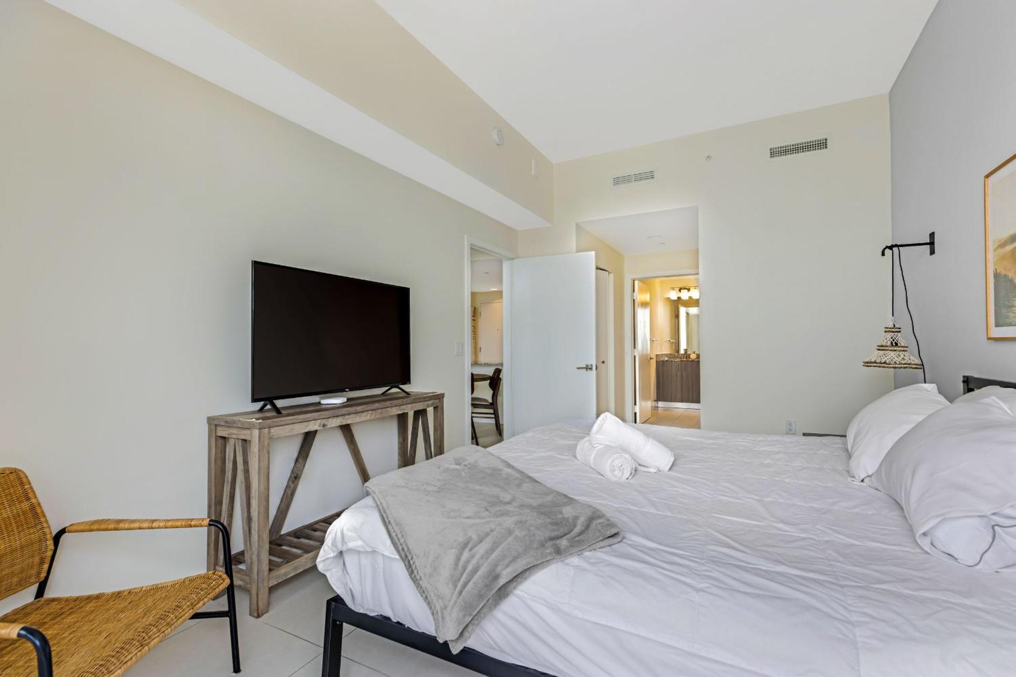 Modern Downtown Doral One-bedroom With Golf Course Views