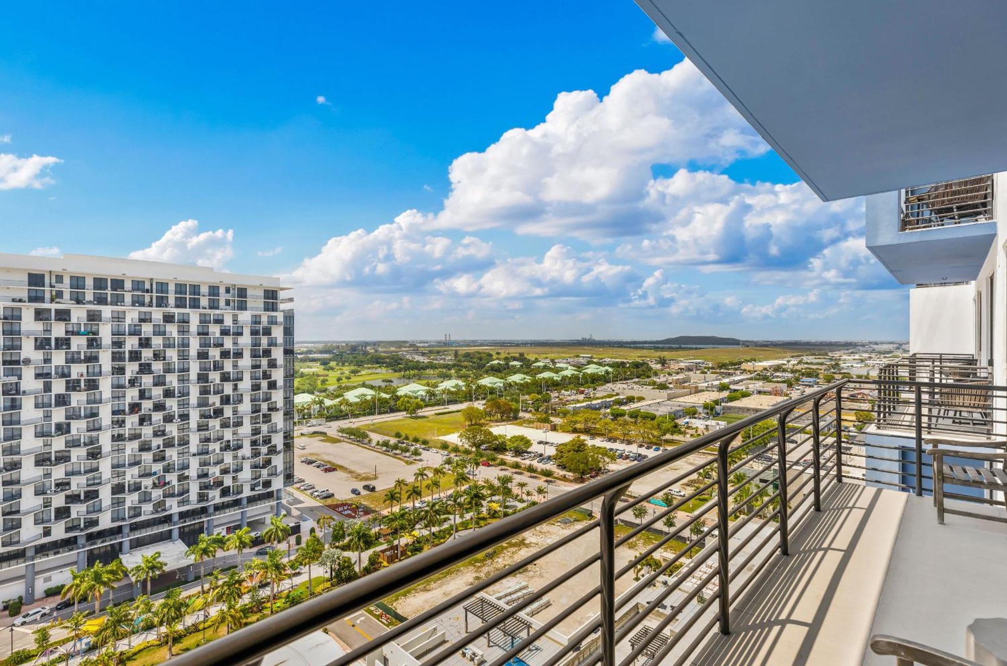 Modern Downtown Doral One-bedroom With Golf Course Views Apartment *