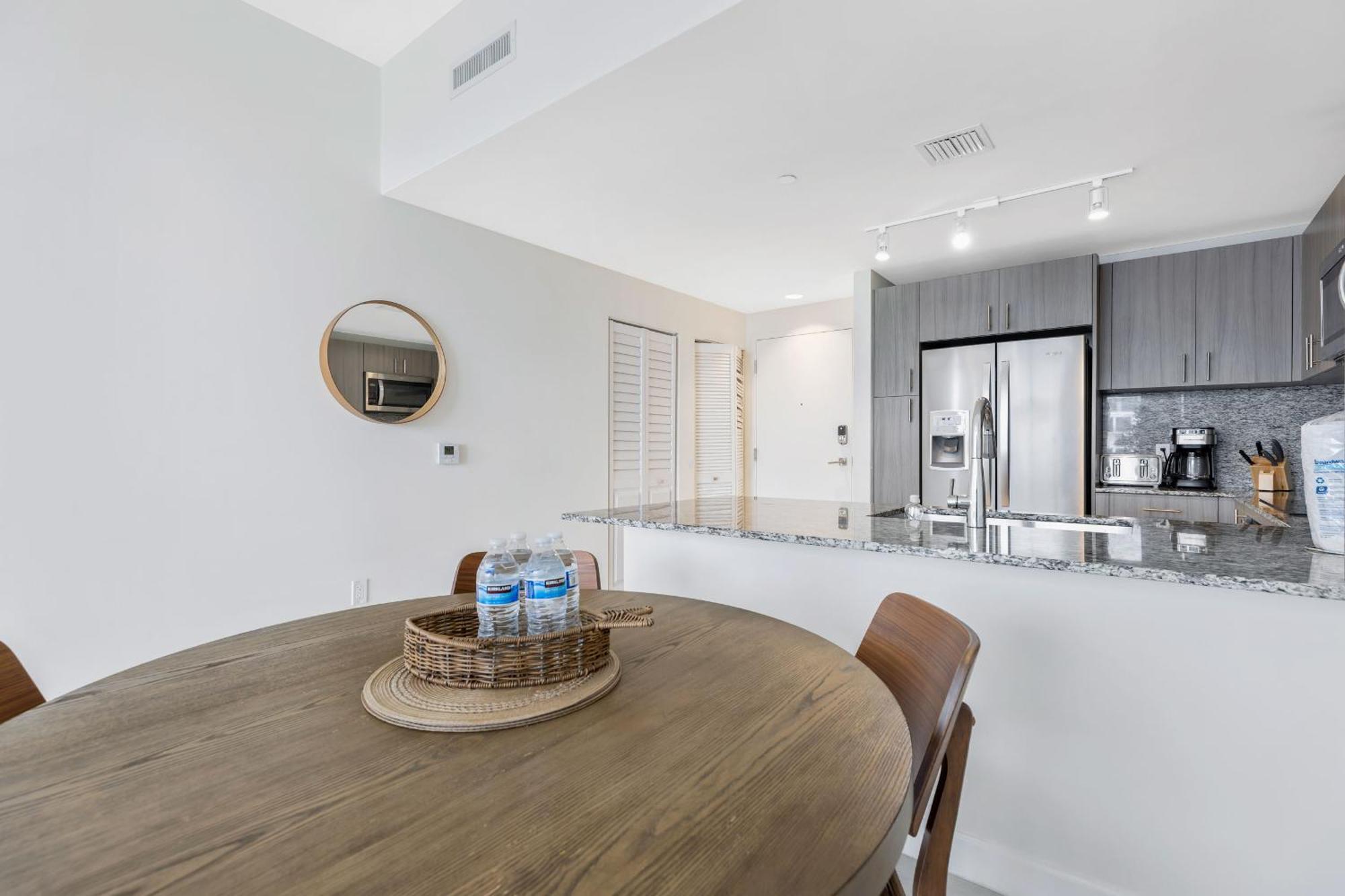 Apartment Modern Downtown Doral One-bedroom With Golf Course Views