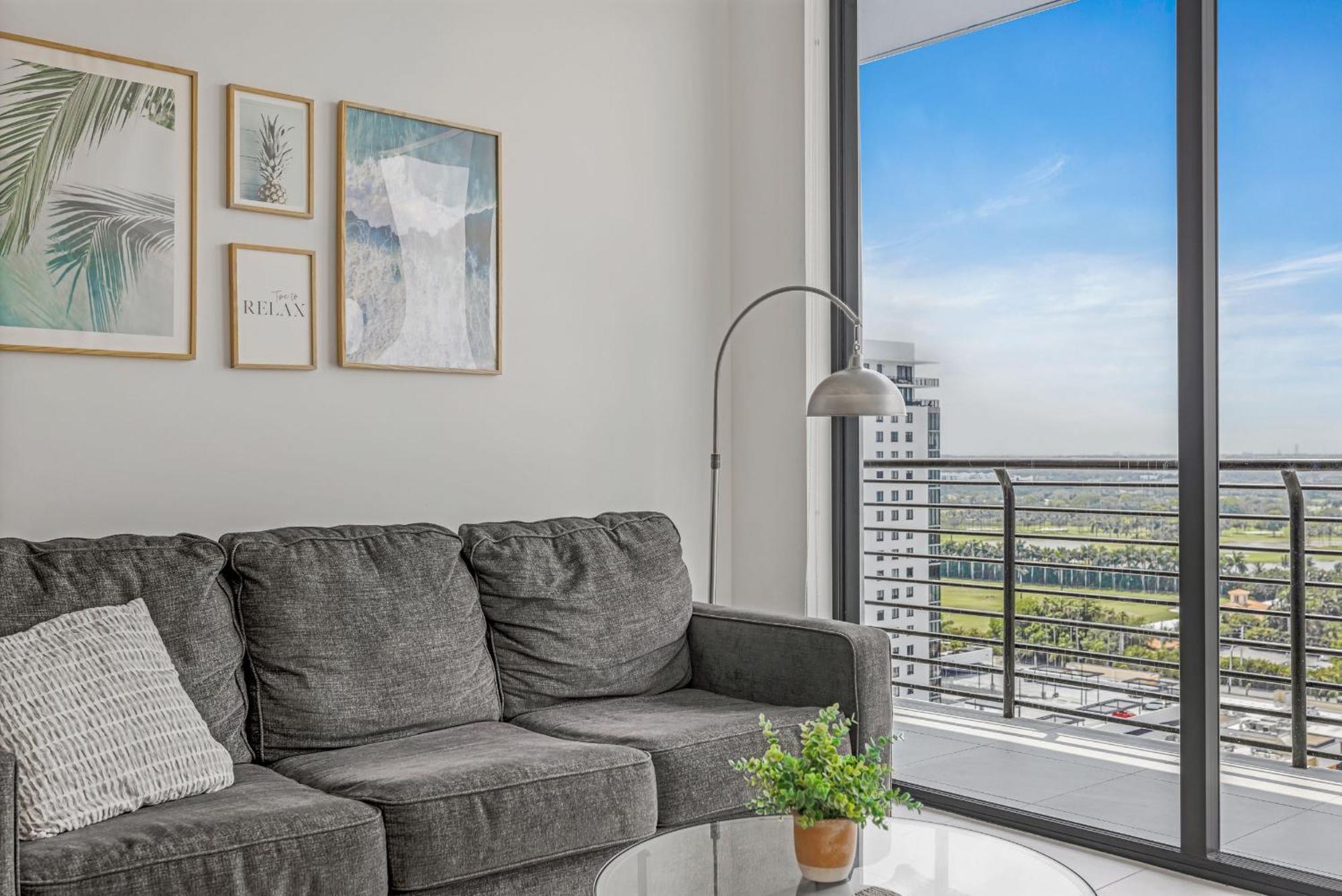 Apartment Modern Downtown Doral One-bedroom With Golf Course Views Miami