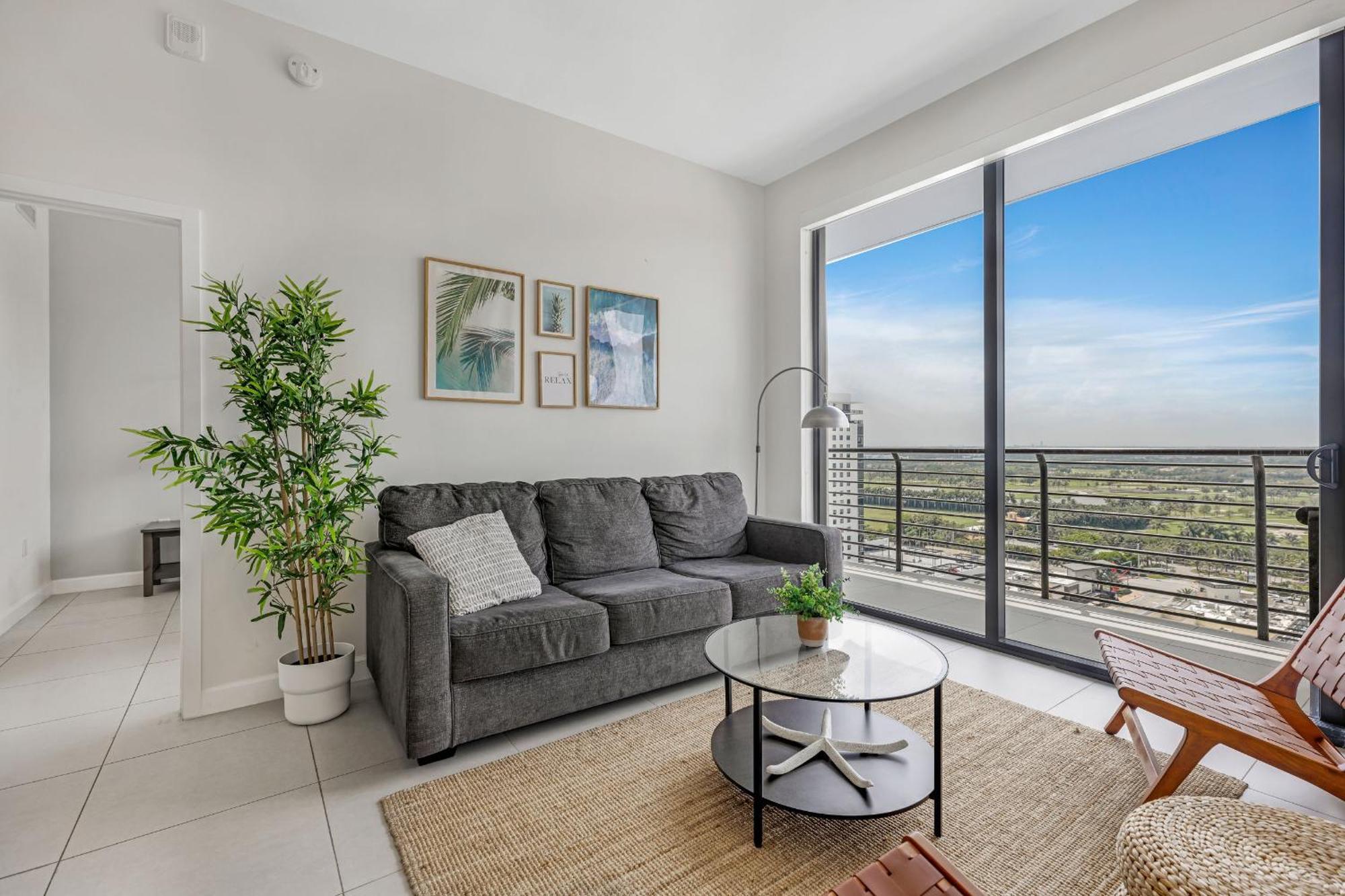 Apartment Modern Downtown Doral One-bedroom With Golf Course Views *