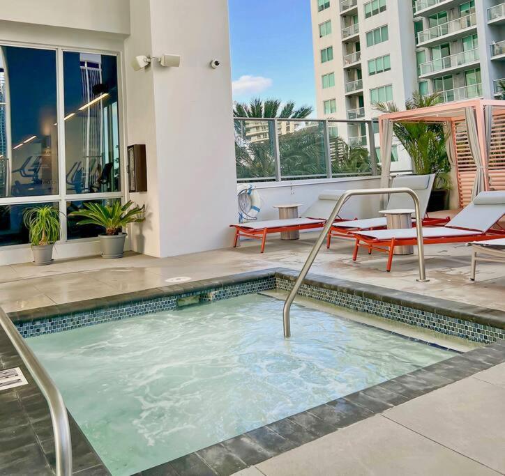 Grand View 1709 Apartment