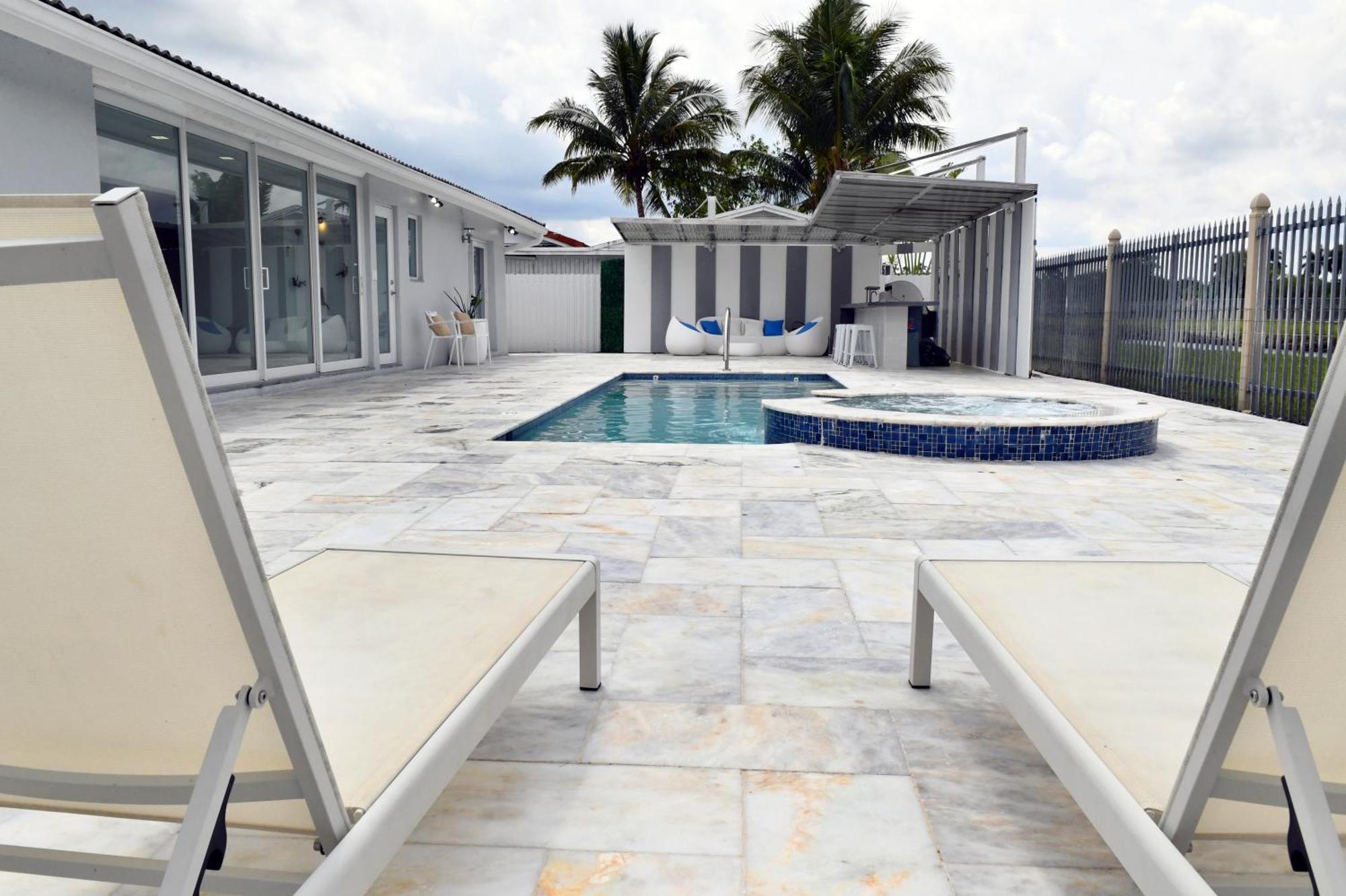 Casa de férias Luxurious With Bbq, Hot Tub, Heated Pool & Wifi - L36