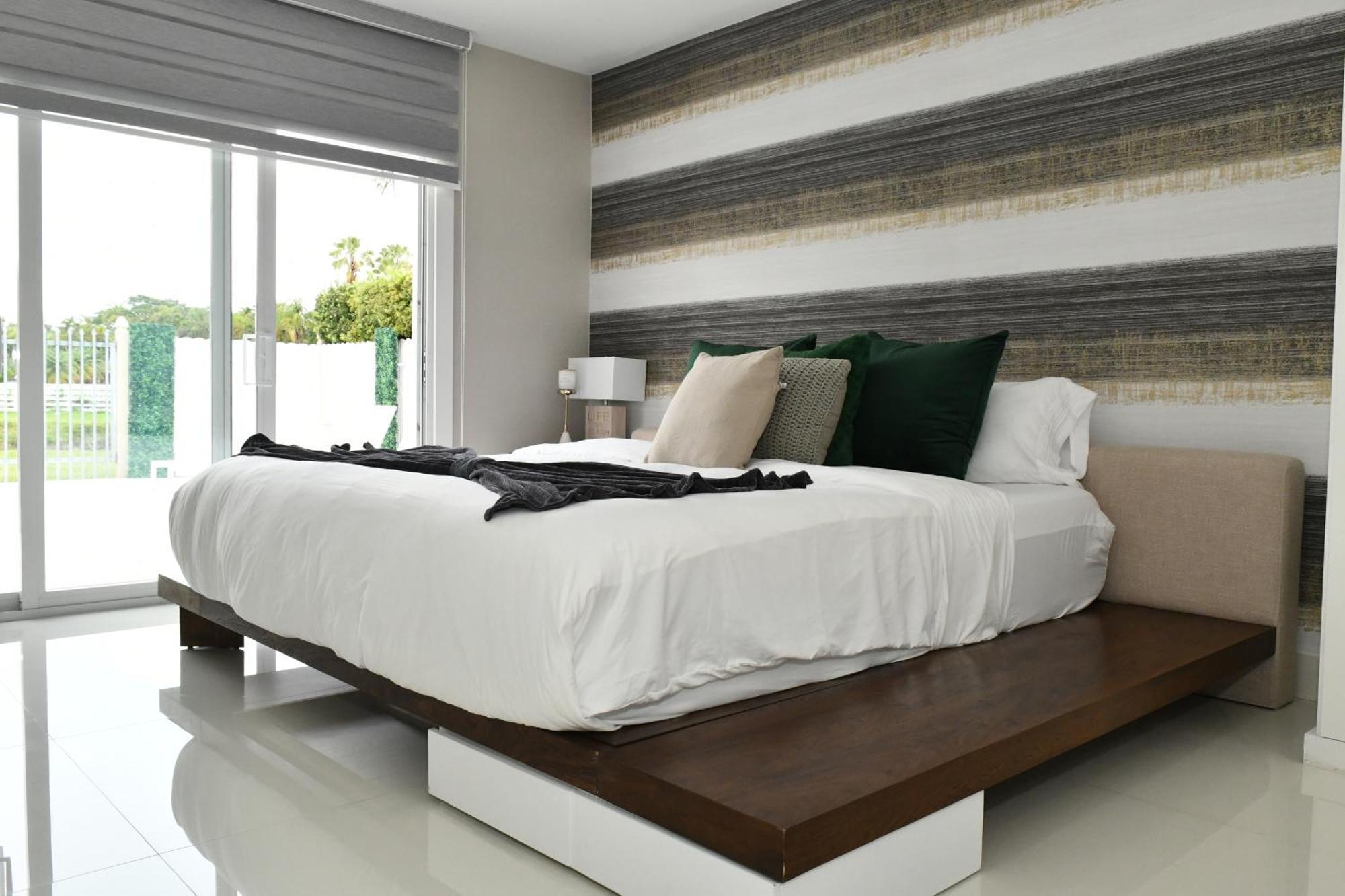 Casa de férias Luxurious With Bbq, Hot Tub, Heated Pool & Wifi - L36