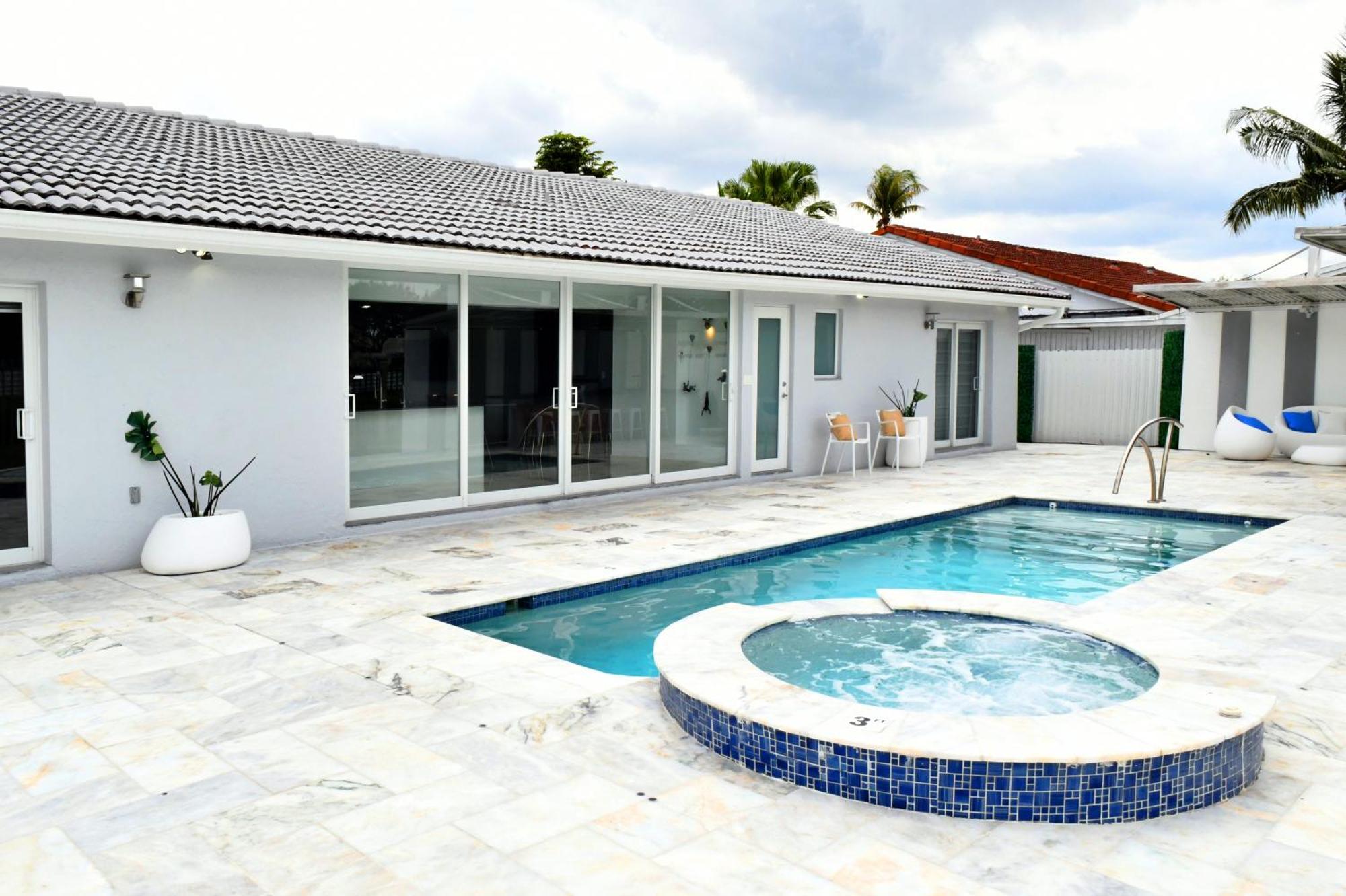 Luxurious With Bbq, Hot Tub, Heated Pool & Wifi - L36 Casa de férias