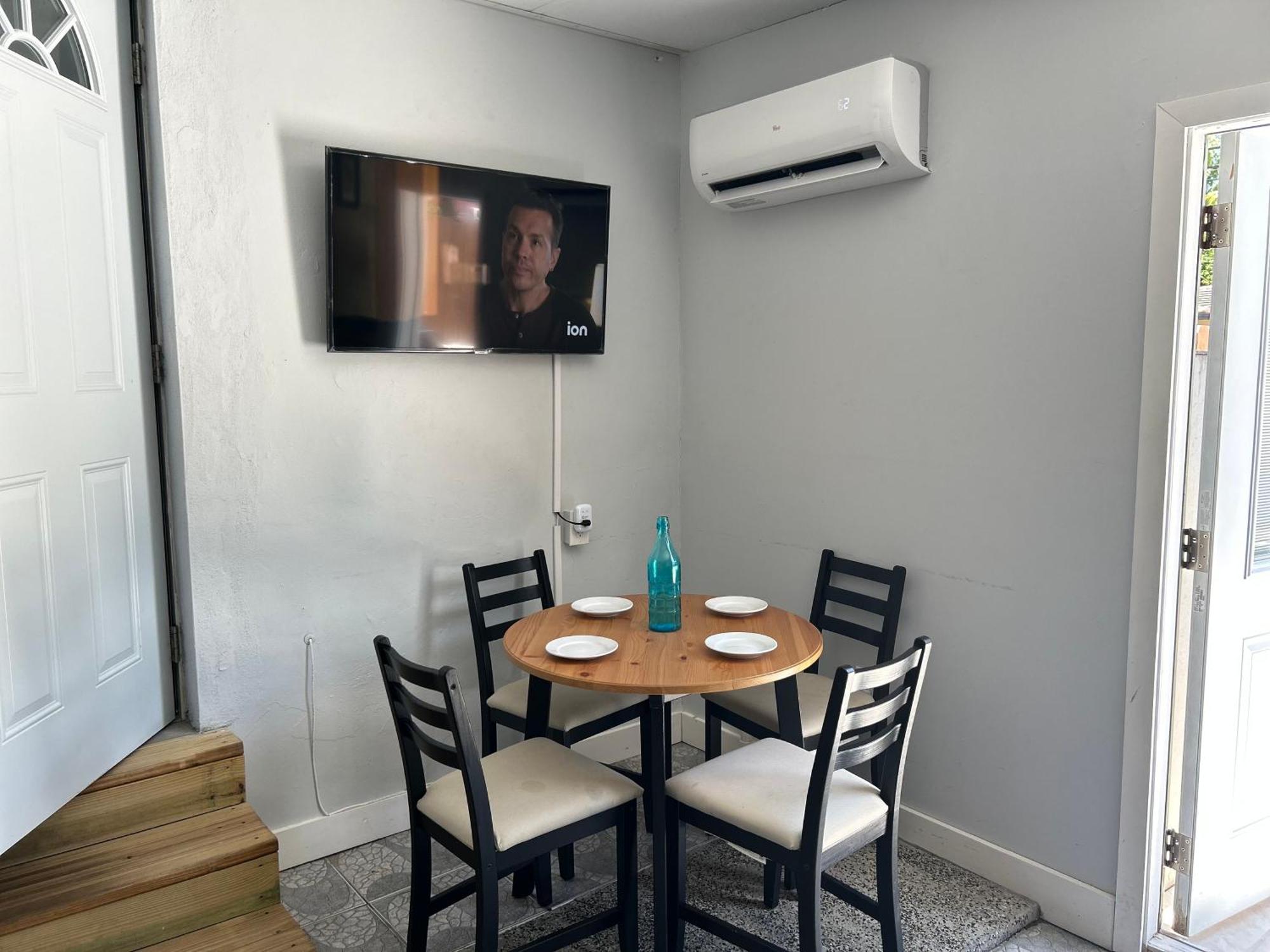 Casa de férias Main House 3 Bed 2 Bath & 1 Bed 1 Bath