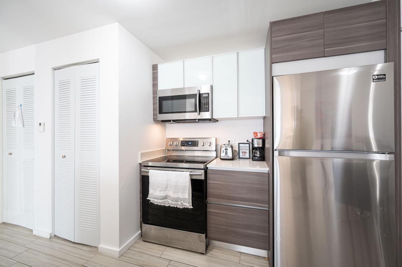 Subtle 2 Bed In Edgewater Downtown With Free Parking Apartment