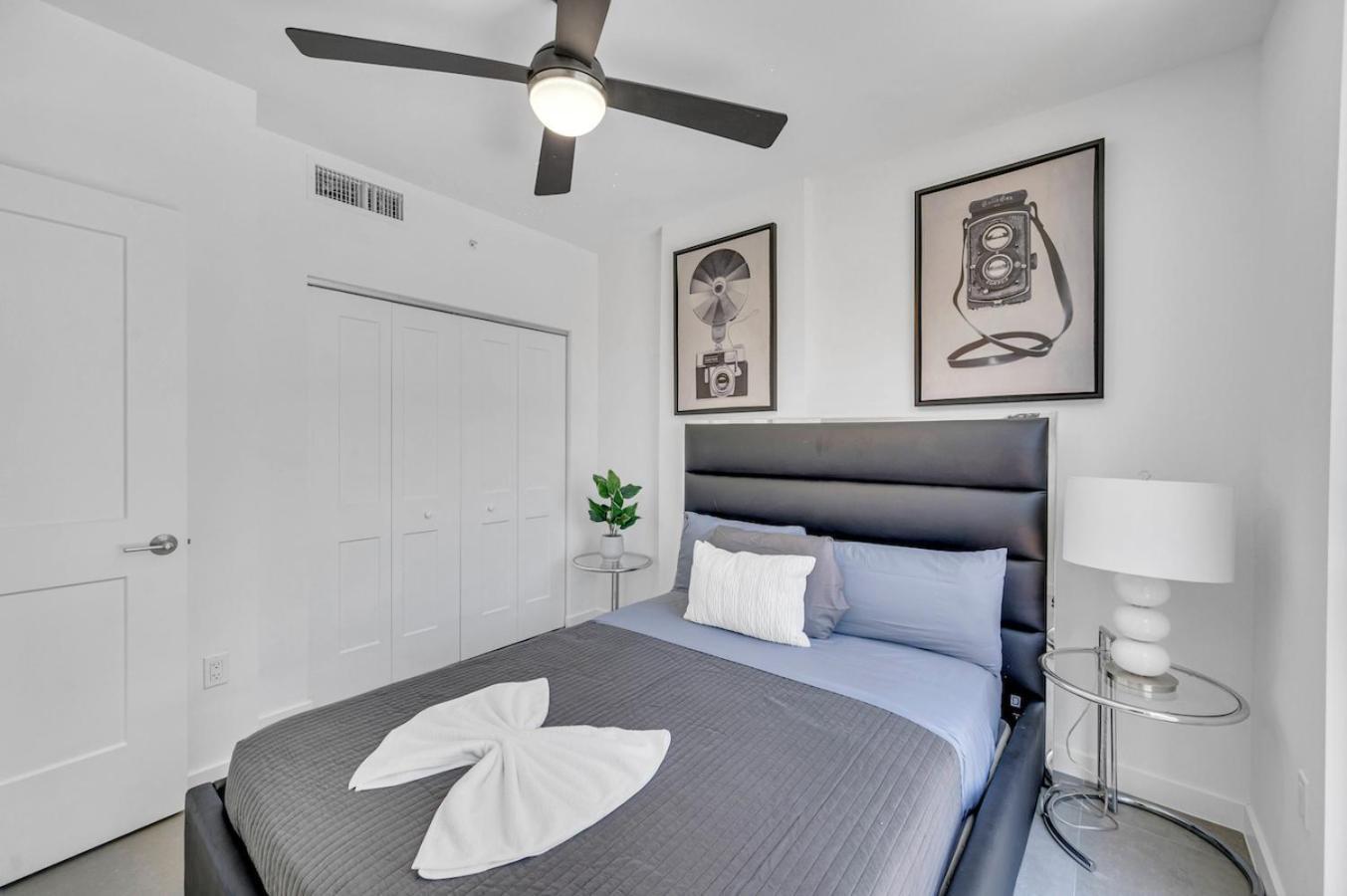 Amazing Unit In Downtown With Free Parking *