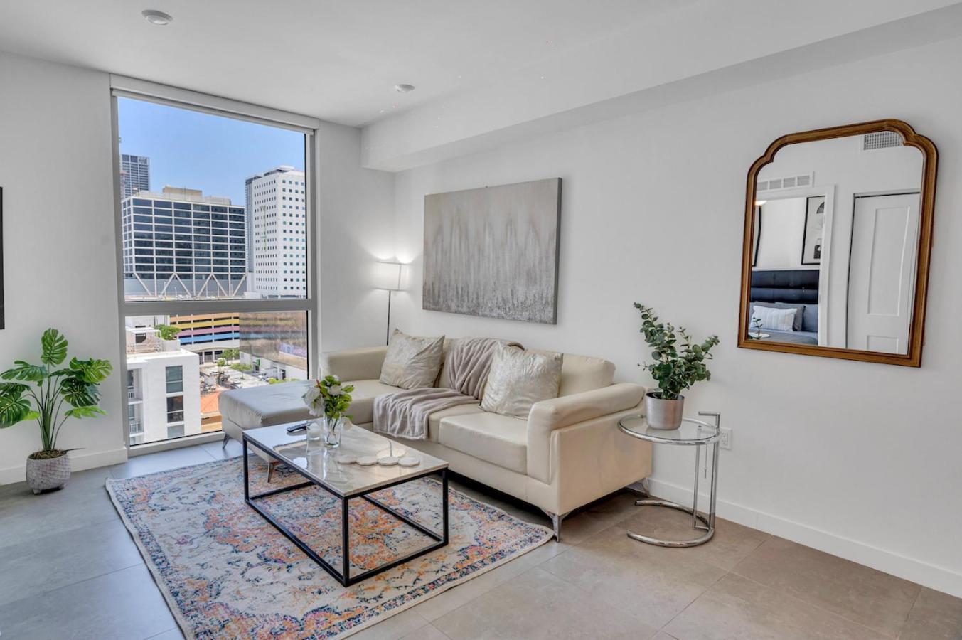 Amazing Unit In Downtown With Free Parking Apartment