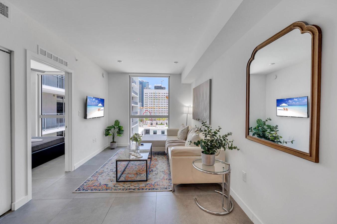 Amazing Unit In Downtown With Free Parking *