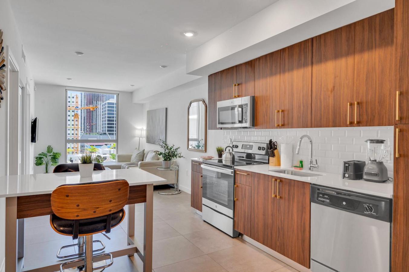 Apartment Amazing Unit In Downtown With Free Parking *