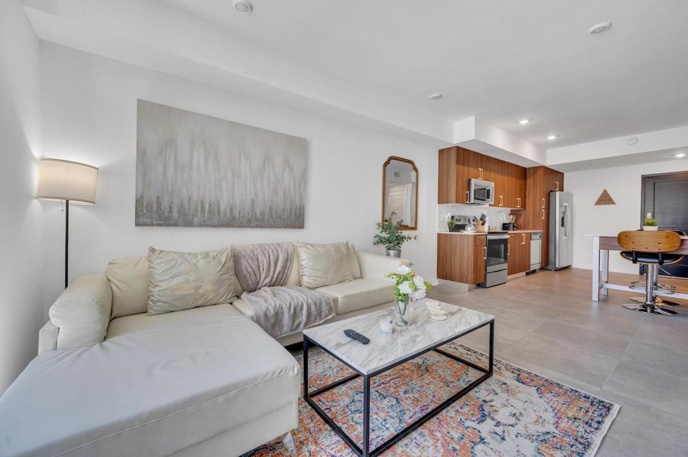 Amazing Unit In Downtown With Free Parking Apartment