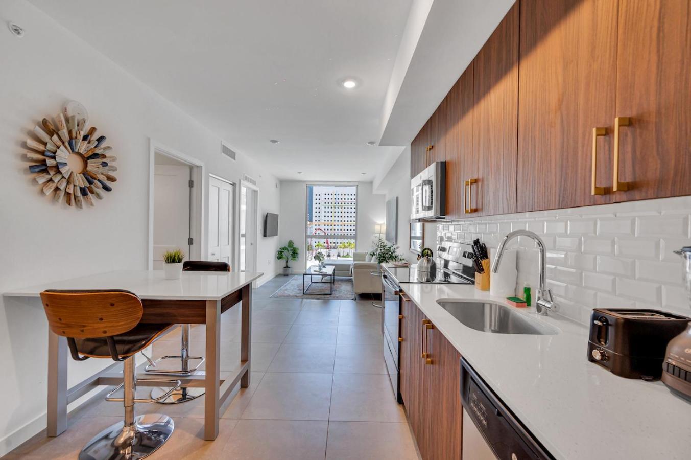 Amazing Unit In Downtown With Free Parking *