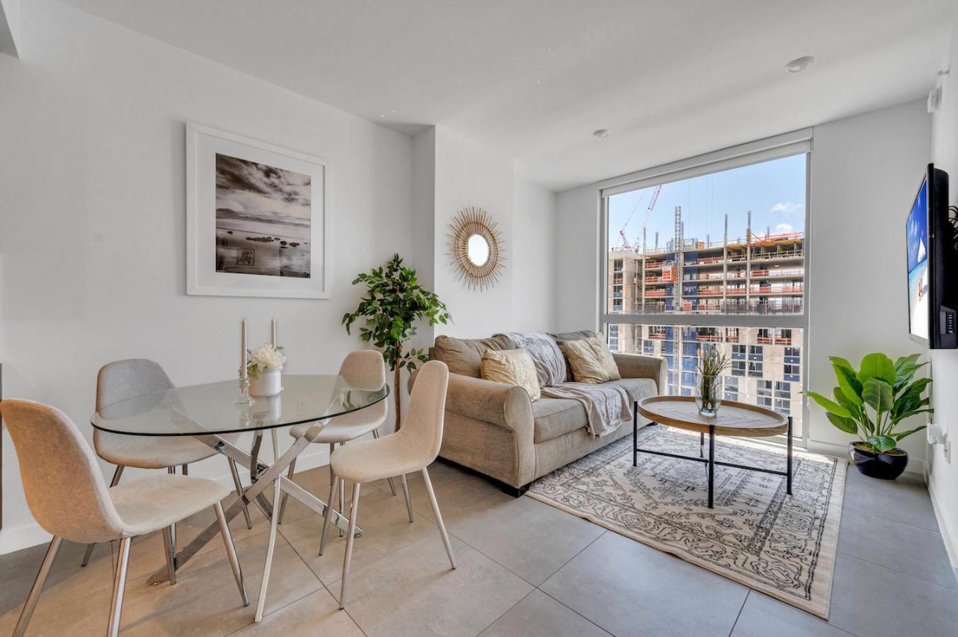 Beautiful Unit With Amazing View & Free Parking *