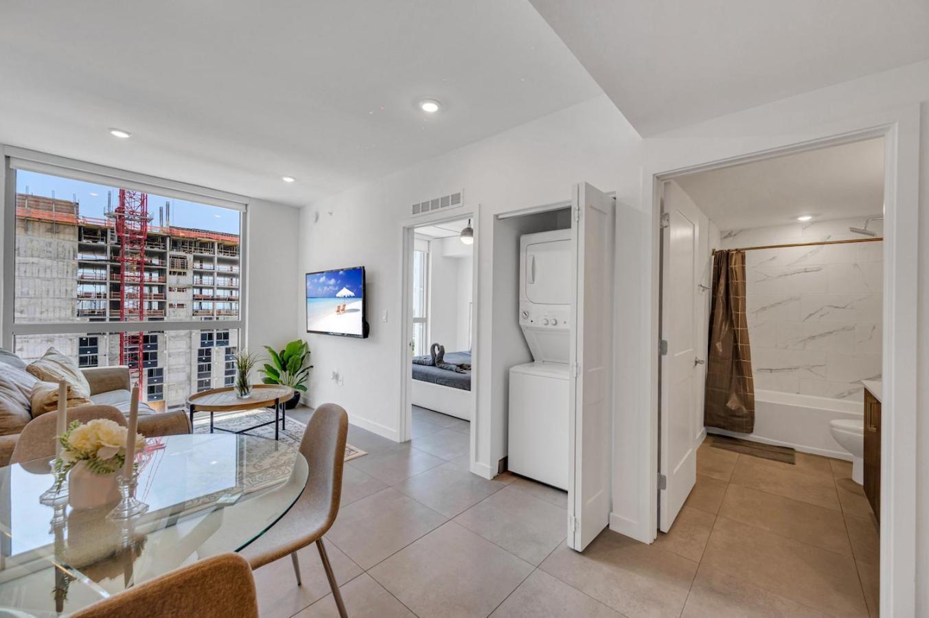 Apartment Beautiful Unit With Amazing View & Free Parking *