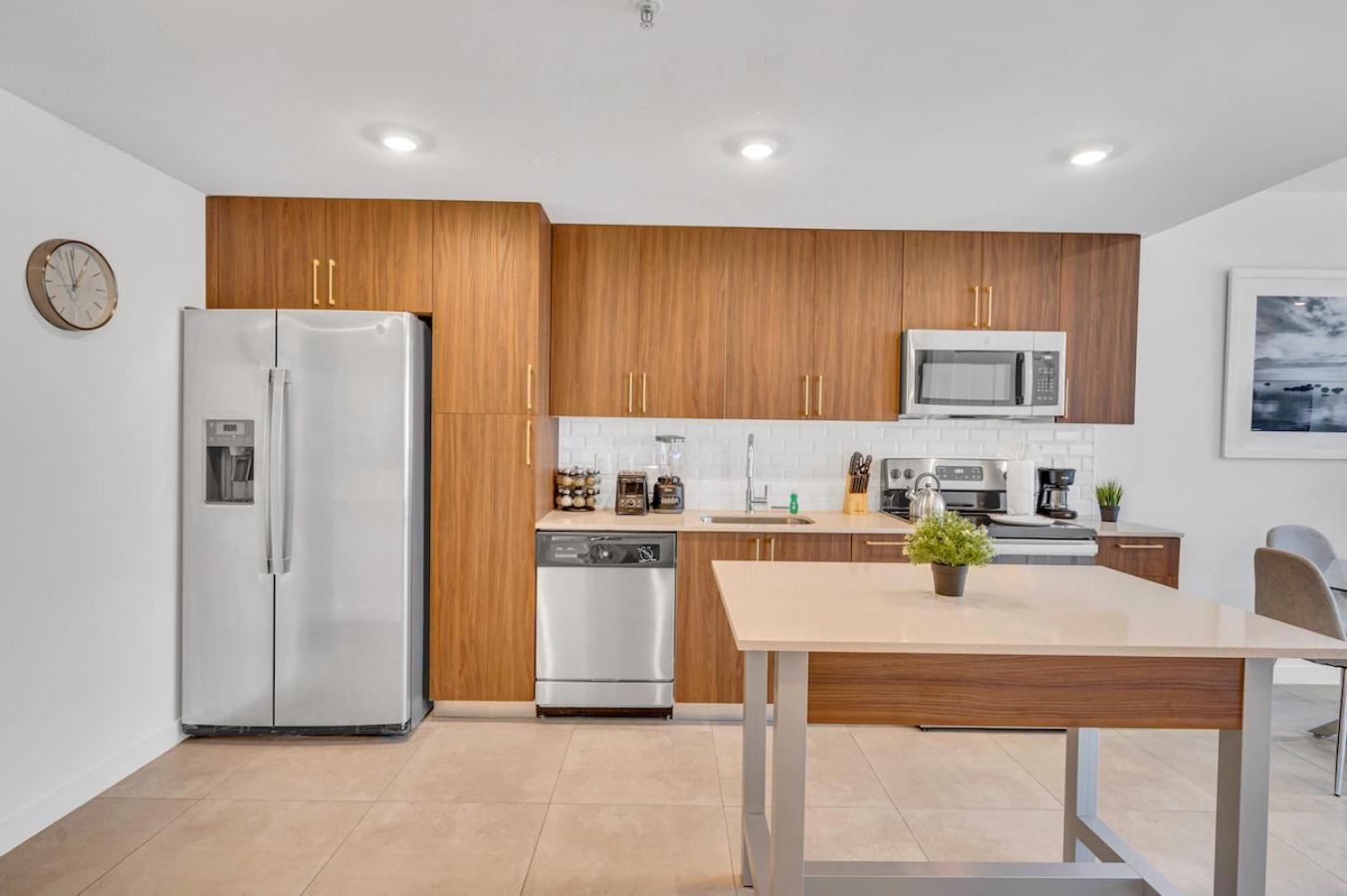 Beautiful Unit With Amazing View & Free Parking *