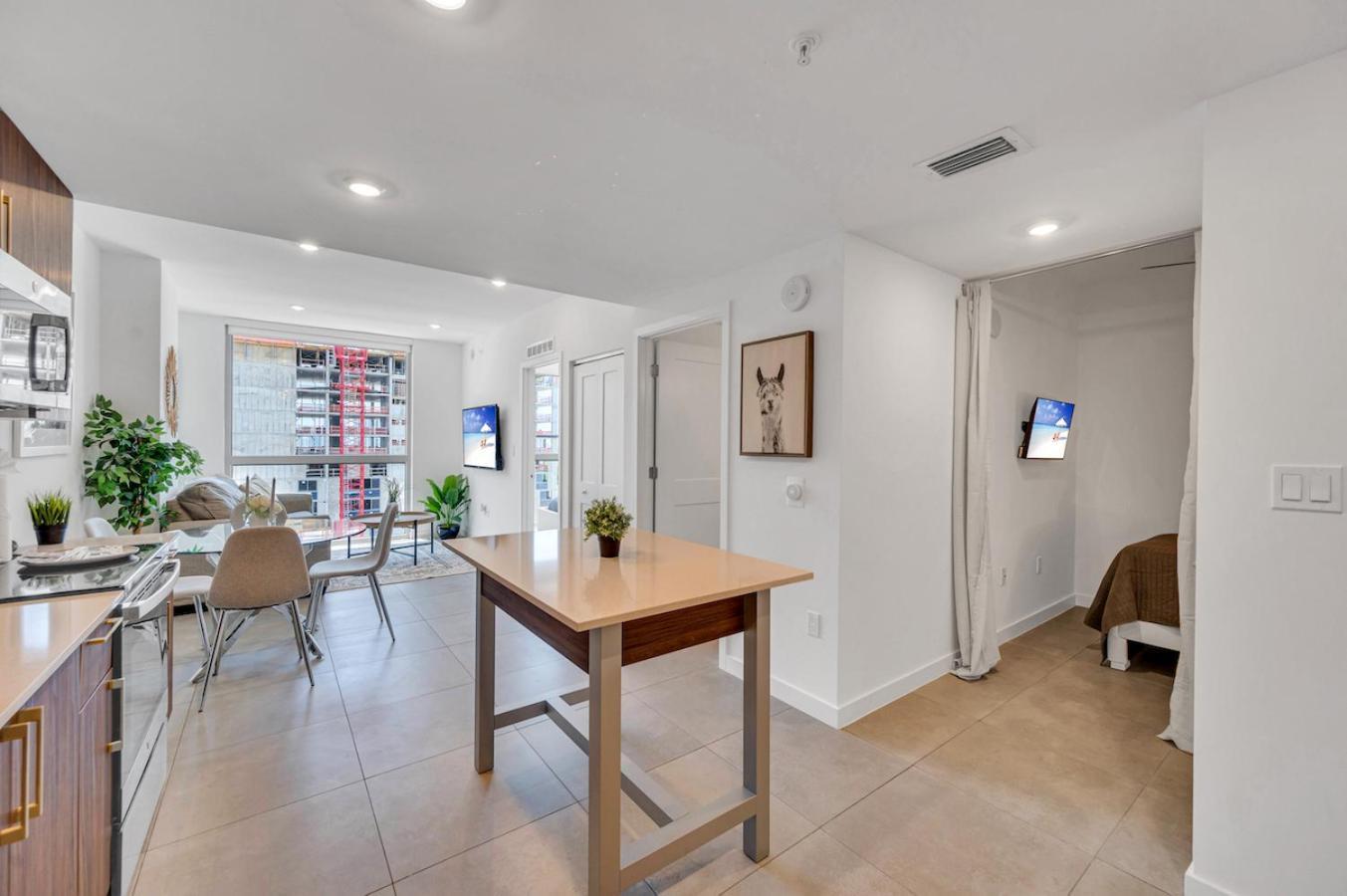 Beautiful Unit With Amazing View & Free Parking Apartment