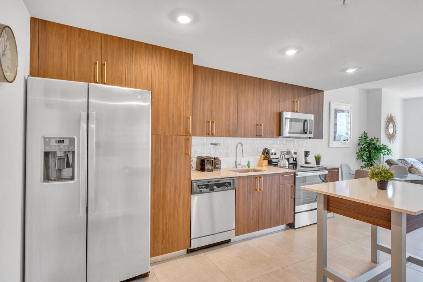 Apartment Beautiful Unit With Amazing View & Free Parking *