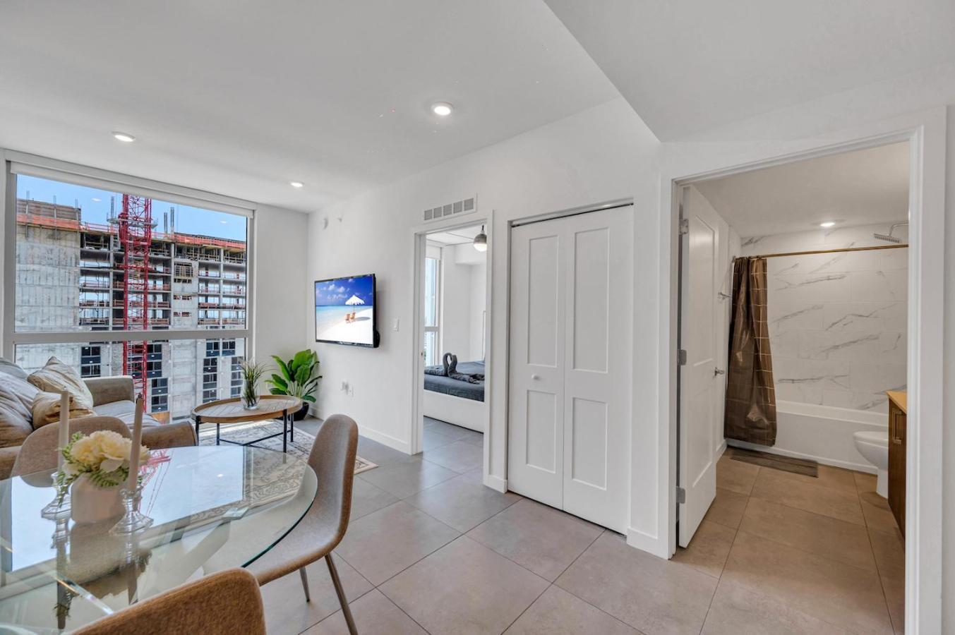 Beautiful Unit With Amazing View & Free Parking *